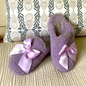 Women’s super cute lavender bow Ugg slippers. Women’s size 7